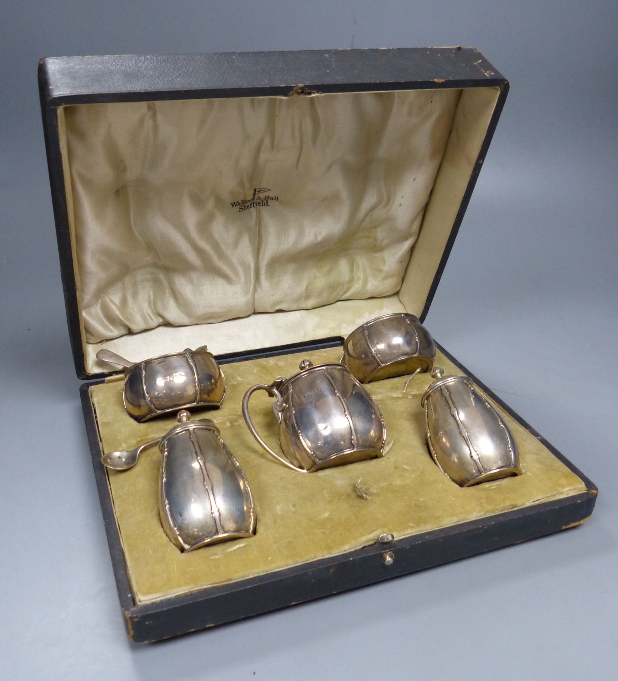 A cased George V silver five piece condiment set with two matching spoons, Walker & Hall, Sheffield, 1913,